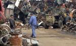 Mai multe butoaie încărcate cu armament, descoperite într-un centru de colectare a fierului vechi 