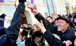Bătaie pe apa sfinţită. Oamenii s-au îmbrâncit şi au spart butoaiele cu agheasmă