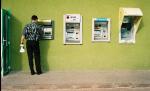 Operaţiunea "rigla". Hoţii de bancomate au o metodă iscusită de a vă fura banii din aparat