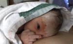 Amuzant! Un nou născut îi arata tatălui ... degetul mijlociu 