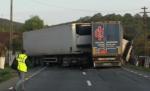 Grav accident între trei TIR-uri şi un autoturism, pe DN7. Două persoane au murit pe loc