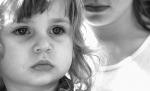 Pleci în străinătate? Eşti obligat să anunţi autorităţile şi să îţi laşi copilul în grija unei rude. Noua lege propusă în Senat