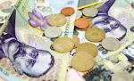 Românii cheltuie jumătate din bani pe mâncare, băutură şi ţigări