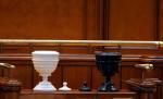 Soarta premierului şi a cabinetului său atârnă de un fir de aţă. 10 voturi îi mai despart de plecarea de la guvernare