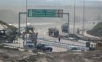 Construcţia autostrăzii Soarelui a distrus drumurile judeţene din Constanţa. Tirurile încărcate cu zeci de tone de piatră au făcut valuri pe şosele