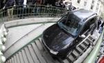 Neatenţia l-a făcut de râs: A intrat cu Dacia Duster în metroul din Paris