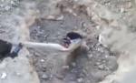 IMAGINI ŞOCANTE. Un bărbat a fost îngropat de viu de soldaţii sirieni