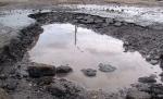 Plătim taxe de drum, dar maşinile ne sunt înghiţite de gropi. Caz incredibil la Botoşani. L-au scos cu pompierii din "crater"