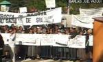 Protest de amploare la Bârlad. Mii de oameni au ieşit în stradă pentru a protesta împotriva exploatării gazelor de şist