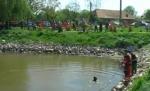 Arad: O copilă de 12 ani a murit înecată după ce a căzut într-un lac 