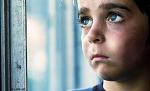 Au crescut cu bani în loc de părinţi. Reportaj În Premieră despre drama copiilor ai căror părinţi au ales străinătatea