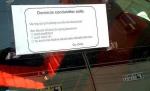 Cum ai reacţiona dacă ai găsi acest mesaj scris pe maşina ta? Lupta pentru un loc de parcare continuă