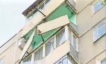 Autorităţi impasibile în faţa unei posibile tragedii. Balconul unui apartament din sectorul 6 putea să cadă pe trecători