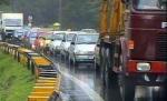 Trafic restricţionat pe DN 1, după ce un copac a căzut în zona serpentinelor de la Posada