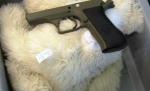 Incident inedit pe un aeroport din SUA: Pistol găsit printre jucăriile de pluş ale unui copil 