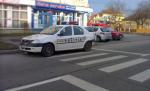 Legea a fost făcută pentru a fi încălcată... chiar de poliţişti. Din seria "Parchez unde vreau" vedem maşina poliţiei pe zebră