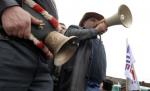 „Protestul vacii flămânde şi al poneiului ce mănâncă asfalt pe DN 1“ - manifestaţia inedită a crescătorilor de animale din Comarnic