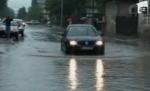 Râmnicu Vâlcea, inundat în urma ploilor. Apa a ajuns aproape în apartamentele oamenilor