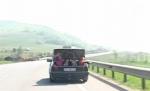 "Bagaje" vii. Un şofer îşi transportă copiii în portbagaj. FOTO
