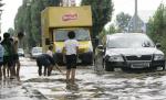 N-ai gondolă sau barcă, ghinion. Câteva zeci de minute de ploaie torenţială au transformat Bucureştiul într-o mică Veneţie 