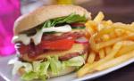 Iubitorii de fast-food şi bere vor plăti mai mult. Noua lege a sănătăţii vrea să introducă taxa pe produsele nesănătoase