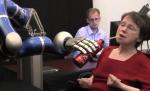 Tehnica revoluţionară care le-a redat speranţa. Două persoane paralizate au controlat un braţ robotic cu puterea minţii 