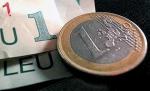 Toţi ochii sunt aţintiţi către cursul leu-euro. Drama în care joacă moneda naţională îi exasperează pe românii cu rate în euro