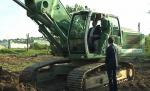 Un politician german s-a răsturnat cu excavatorul în timpul unei inaugurări. Oficialul a fost rănit uşor
