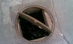 Circulaţia rutieră şi pietonală din Hunedoara, o adevărată aventură. Zeci de capace de canal au fost furate