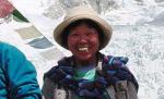 O femeie de 73 de ani a escaladat muntele Everest