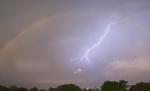 Suceava. O gospodărie a luat foc după ce a fost lovită de trăsnet. Pompierii au reuşit să salveze locuinţa