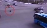 Imagini şocante. Copil de trei ani, filmat pe un scuter de jucărie în mijlocul unei intersecţii aglomerate