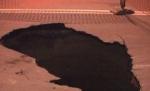 Şi-au distrus maşinile, după ce au aterizat într-un crater de jumătate de metru "născut ca prin minune" în asfalt