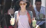 Vanessa Paradis, neîngrijită la cafenea. Şi tristă