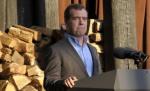 O primire "furtunoasă" pentru Medvedev. Vijelia, la un pas să dărâme pavilionul în care se desfăşura întâlnirea