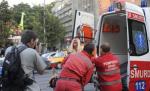 Doi pietoni aflaţi pe trotuar, loviţi de ambulanţă. Unul dintre ei este în stare gravă