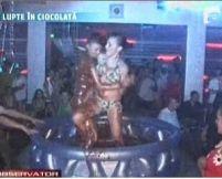 Femeile sexy se luptă în ciocolată (VIDEO)