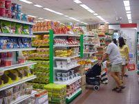 Jumătate din veniturile unui român se duc pe alimente, alcool şi ţigări