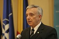 Leul este sub presiune. Bancherii recomandă moderaţie în consum