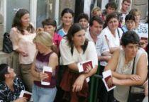 ?Căpşunarii? sfidează criza: Românii de afară trimit tot mai mulţi bani acasă

