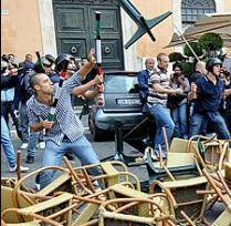 Lupte de stradă în Italia la mitingurile de protest contra reformei în învăţământ (VIDEO)
