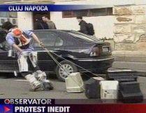 Sclavii media? Un clujean a protestat plimbându-şi televizorul în lesă (VIDEO)