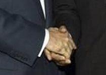 Bush s-a curăţat cu soluţie dezinfectantă după ce i-a strâns mâna lui Obama