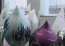 Două milioane de globuleţe fabricate la Curtea de Argeş vor împodobi brazii românilor şi nu numai
