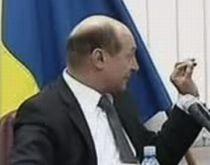 Băsescu, către Viorica Costiniu: Aveţi şansa să fiţi evacuată! Chiar nu vă jucaţi! (VIDEO) 