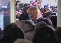 Studenţii de la o facultate din Bucureşti se calcă în picioare pentru a putea susţine examenele