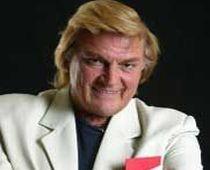 Florin Piersic împlineşte 73 de ani. Actorul a fost sărbătorit de sute de spectatori 