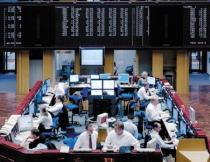Bursele europene, la -2% după scăderile acţiunilor din sectoarele bancar şi energetic