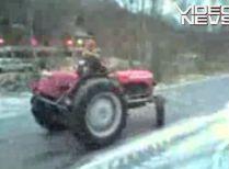Need for Speed, varianta românească. Vedeţi cum se face drift cu tractorul (VIDEO)
