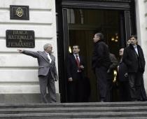 Bancherii cer BNR să întârzie executarea silită a datornicilor pentru a-şi proteja profiturile